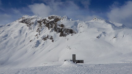 Das eingeschneite Tauernkreuz im Tauerntal (Mallnitz).. im Hintergrund die Geiselspitze 2974m