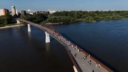 Most dla pieszych z drona