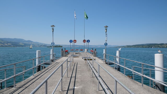 Schiff Anlegestelle Rapperswil am Z&uuml;richsee in der Schweiz. Schiffsteg von der  Z&uuml;richsee Schifffahrtsgesellschaft ZSG