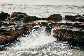 Olas rompiendo entre rocas