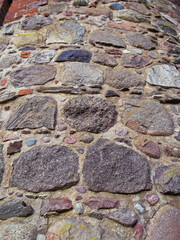 Feldsteine in einer historische Stadtmauer aus dem 13. Jahrhundert