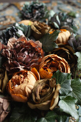 Kwiaty na welurowej tkaninie © alicjakoll