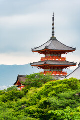 Obraz premium The iconic three-story pagoda Kiyomizu-dera Koyasunoto (Pagoda of Safe Childbirth), one of the most important temples in Kyoto, Japan.
