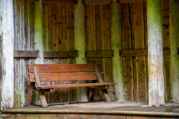 abris en bois avec un ban sur un quai de gare