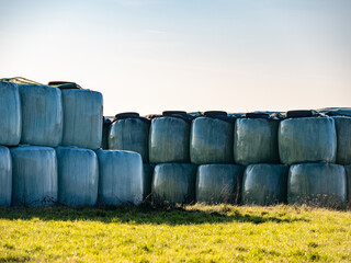 Stroh und Silageballen lagern im Freien