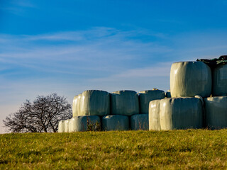 Obraz premium Stroh und Silageballen lagern im Freien