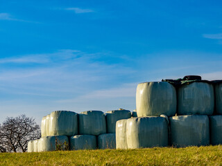Stroh und Silageballen lagern im Freien