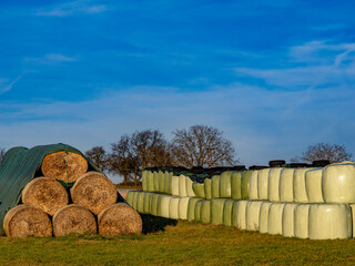 Obraz premium Stroh und Silageballen lagern im Freien