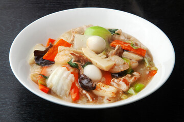 中華丼と八宝菜はどんな具材が入っているの？