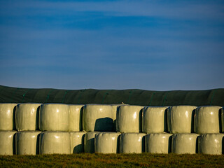 Stroh und Silageballen lagern im Freien