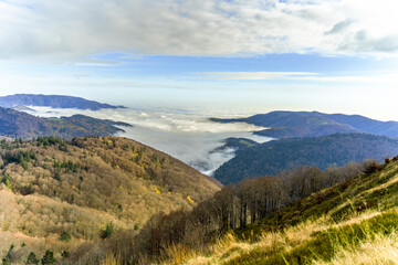 Beau paysage avec les nuages dormant sur la montagne - Ballon d'Alsace.