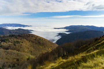 Fototapeta premium Beau paysage avec les nuages dormant sur la montagne - Ballon d'Alsace.