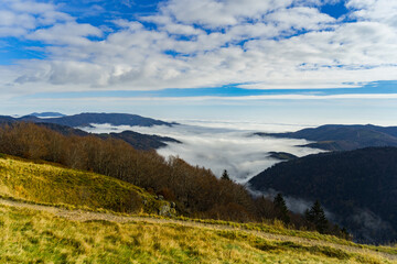 Obraz premium Beau paysage avec les nuages dormant sur la montagne - Ballon d'Alsace.