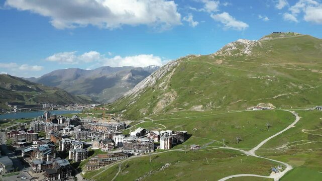 Vue a&eacute;rienne panoramique de la station de ski Tignes au drone avec son lac et montagne en &eacute;t&eacute;, Alpes, Savoie, France, Europe