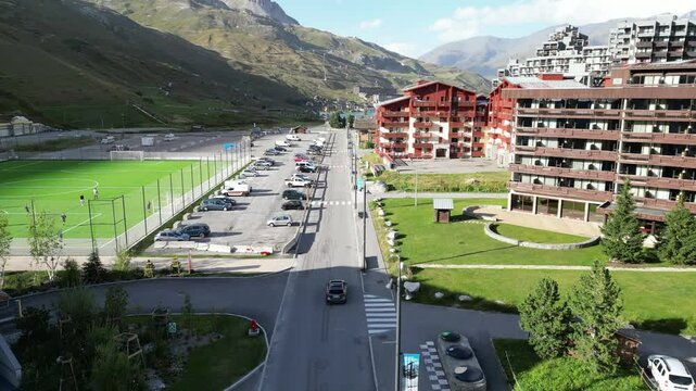 Vue a&eacute;rienne panoramique de la station de ski Tignes au drone avec son lac et montagne en &eacute;t&eacute;, Alpes, Savoie, France, Europe