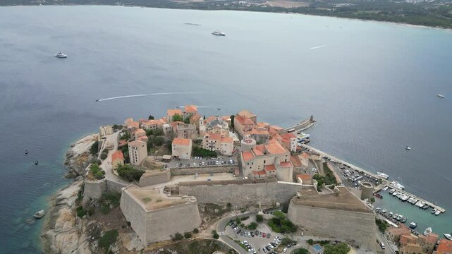 Vue a&eacute;rienne professionnel panoramique au drone de la citadelle de Calvi, en Corse avec village fortifi&eacute; en bord de mer m&eacute;diterran&eacute;e, France