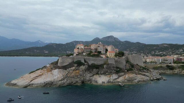 Vue a&eacute;rienne professionnel panoramique au drone de la citadelle de Calvi, en Corse avec village fortifi&eacute; en bord de mer m&eacute;diterran&eacute;e, France
