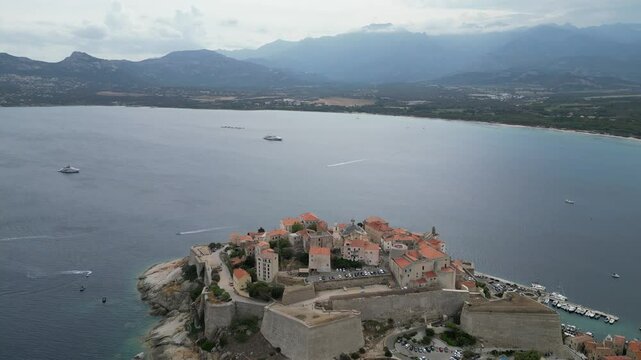 Vue a&eacute;rienne professionnel panoramique au drone de la citadelle de Calvi, en Corse avec village fortifi&eacute; en bord de mer m&eacute;diterran&eacute;e, France