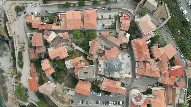 Vue a&eacute;rienne professionnel panoramique au drone de la citadelle de Calvi, en Corse avec village fortifi&eacute; en bord de mer m&eacute;diterran&eacute;e, France