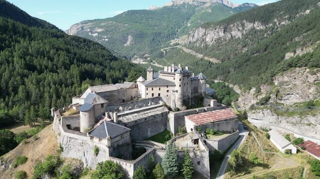 Vue a&eacute;rienne panoramique du Fort Queyras au drone, ch&acirc;teau m&eacute;di&eacute;val historique dans une vall&eacute;e de montagne et rivi&egrave;re, Alpes, France, Europe