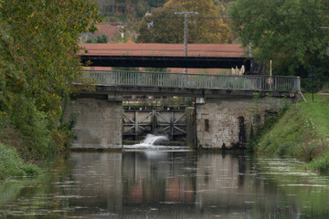 Fototapeta premium Schleuse mit Brücke