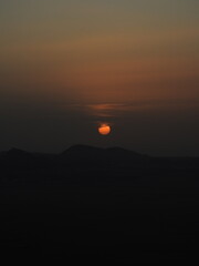 Atardecer puesta de sol tras las montañas