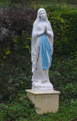 Statue peinte de la Vierge Marie avec le chapelet
