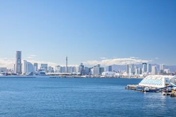 横浜市、大黒大橋から眺めるみなとみらいの遠景