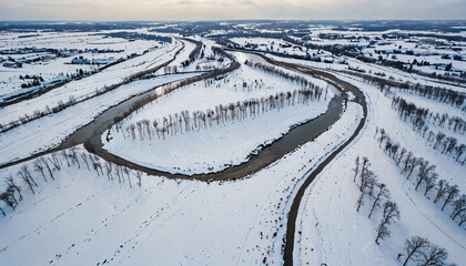 Rivi&egrave;re sinueuse en hiver enneig&eacute;