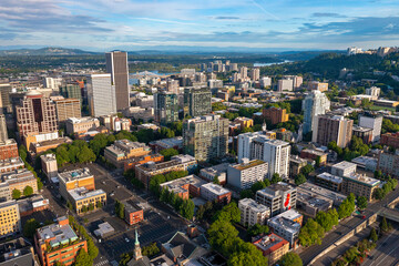 Obraz premium Various day and sunset drone scene of Portland Oregon, Willamette river and downtown, Aerial drone footage