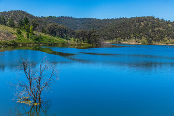 Fototapeta premium A Summer's day at Windamere Dam in Cudgegong, near Mudgee in the Central West of NSW, Australia.