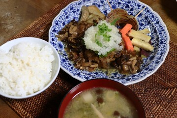 煮込みハンバーグの夕食