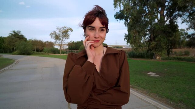 Chica muy simp&aacute;tica pone caritas, sonr&iacute;e, lanza besos y hace corazones muy contenta y divertida.