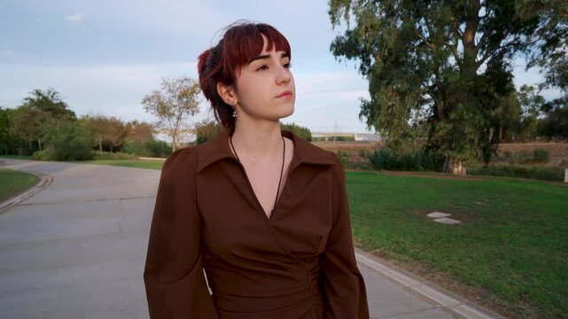 Chica joven recibe una noticia muy buena y sonr&iacute;e y se alegra mucho porque es una ganadora.
