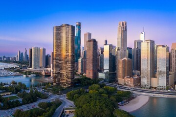 Fototapeta premium Chicago skyline at dawn, showcasing modern architecture, parks, and Lake Michigan. City views, urban landscape. Downtown, Chicago, Illinois, United States Of America