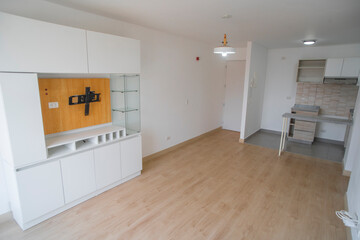 vista interna a Sala de departamento flat con kitchenette moderno