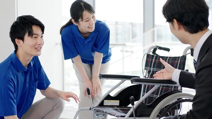介護用品について話す介護士と福祉用具専門相談員