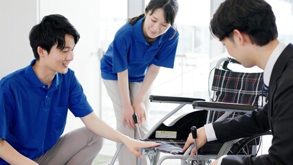 介護用品について話す介護士と福祉用具専門相談員