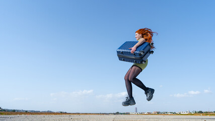Mujer viajera corriendo con mucho deseo hacia el espacio para texto como concepto de oferta, rebaja o algo que es muy bueno, un d&iacute;a soleado con cielo azul en una pistas de aterrizaje.