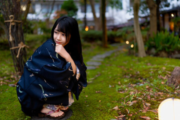 浴衣姿でしゃがむ女性