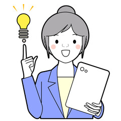 パッドを持って説明する女性