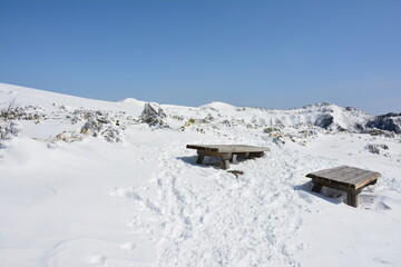 雪の上州武尊山のベンチ