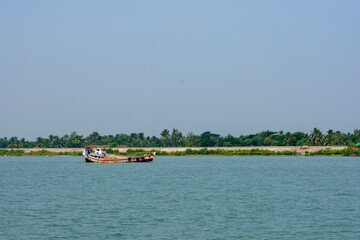 Obraz premium Indian fishermen on a country boat heading for fishing on a river