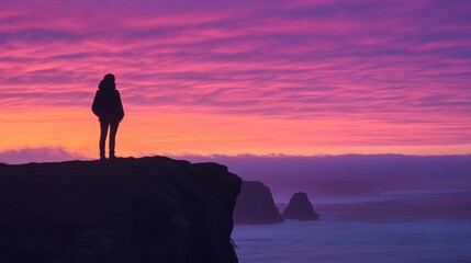 Obraz premium Silhouette of a Woman at Sunset Overlooking the Ocean