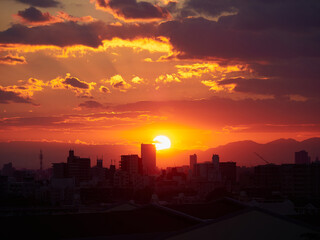 鮮やかな夕日の風景と名古屋市の街並みの様子