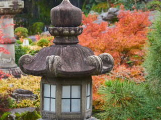 冬の京都の観光地のお寺の紅葉の風景