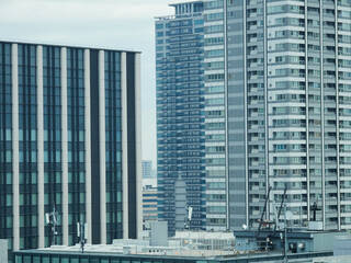 大阪市の繁華街の高層ビルの風景