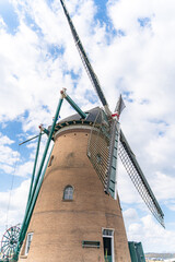 真下から見た佐倉ふるさと広場の風車