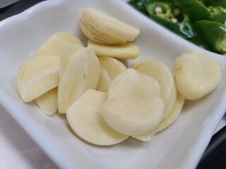 sliced ​​garlic on a plate
