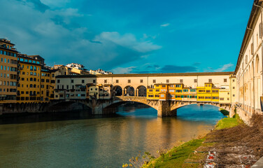 Obraz premium Amazing sunset view of the Old Bridge (Ponte Vecchio in Florence, Italy